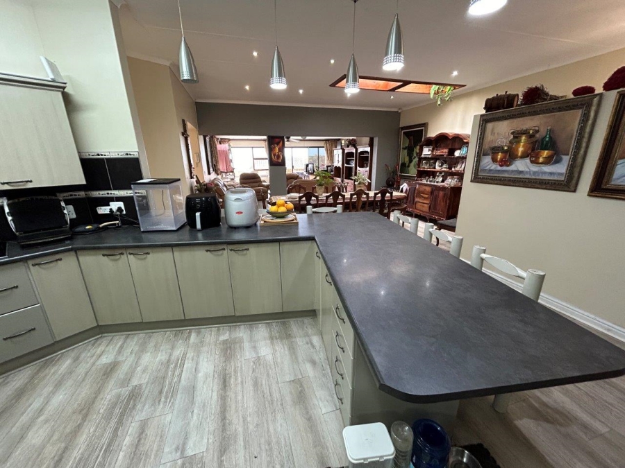 6 Bedroom Property for Sale in Wavecrest Eastern Cape